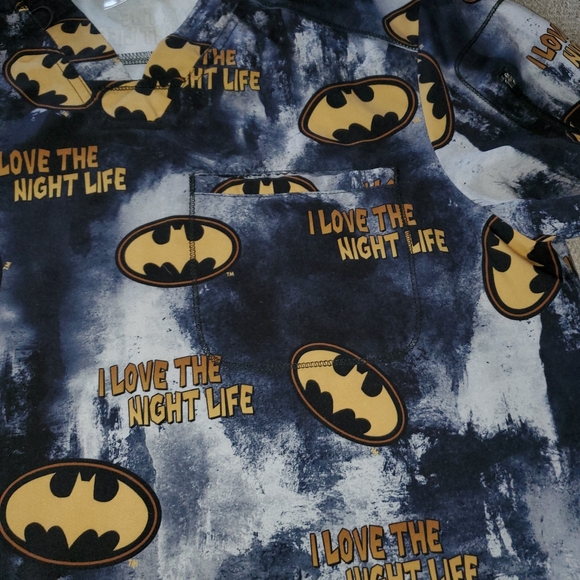 Men's DC "Batman" Scrub Top with V-Neck Neckline and Front Pocket 610 - Picture 6 of 6